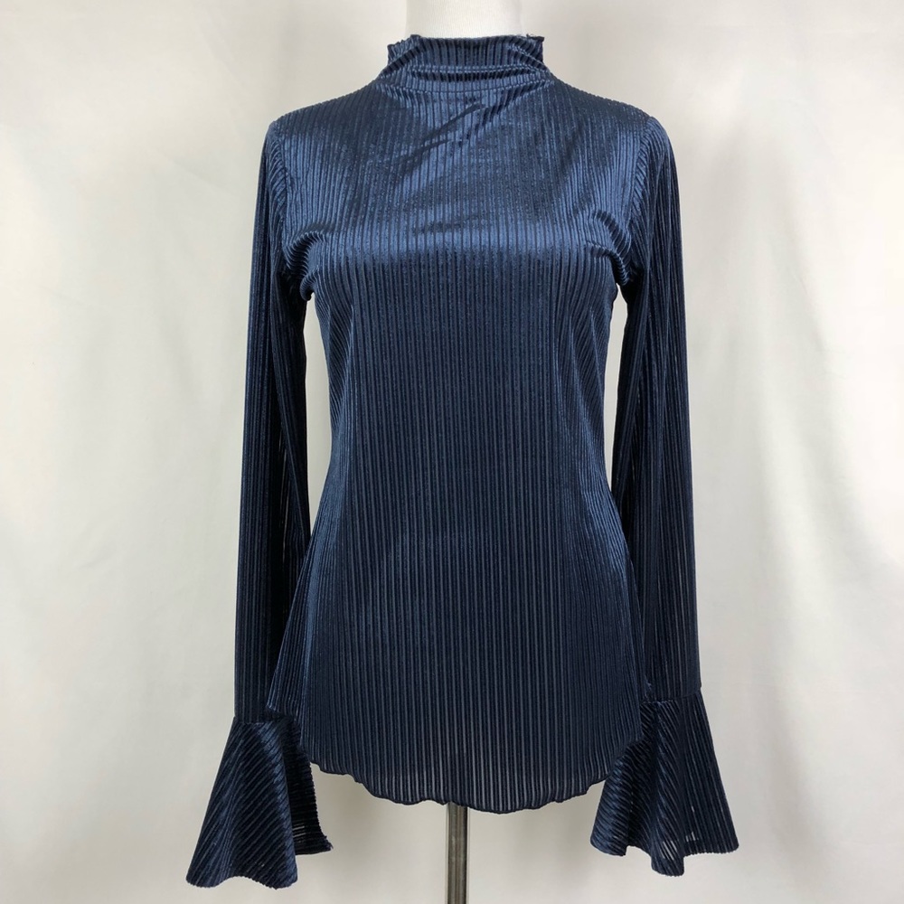 Velvety top with bell sleeves